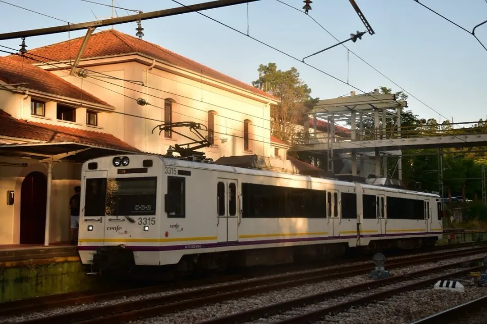 Tren de cercanías de FEVE operando en Asturias